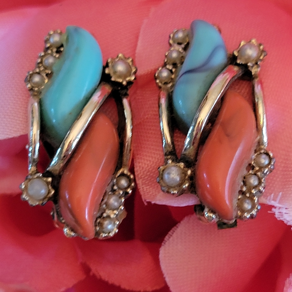 2 Pairs Vintage Clip-On Earrings ~ MCM ~ Floral ~ Pretty - Picture 7 of 15